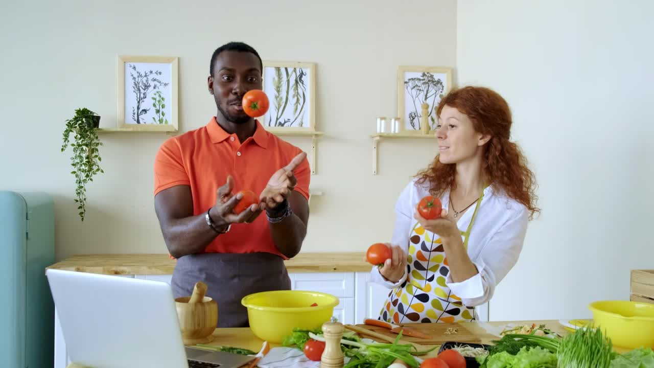 una pareja cocinando juntos.