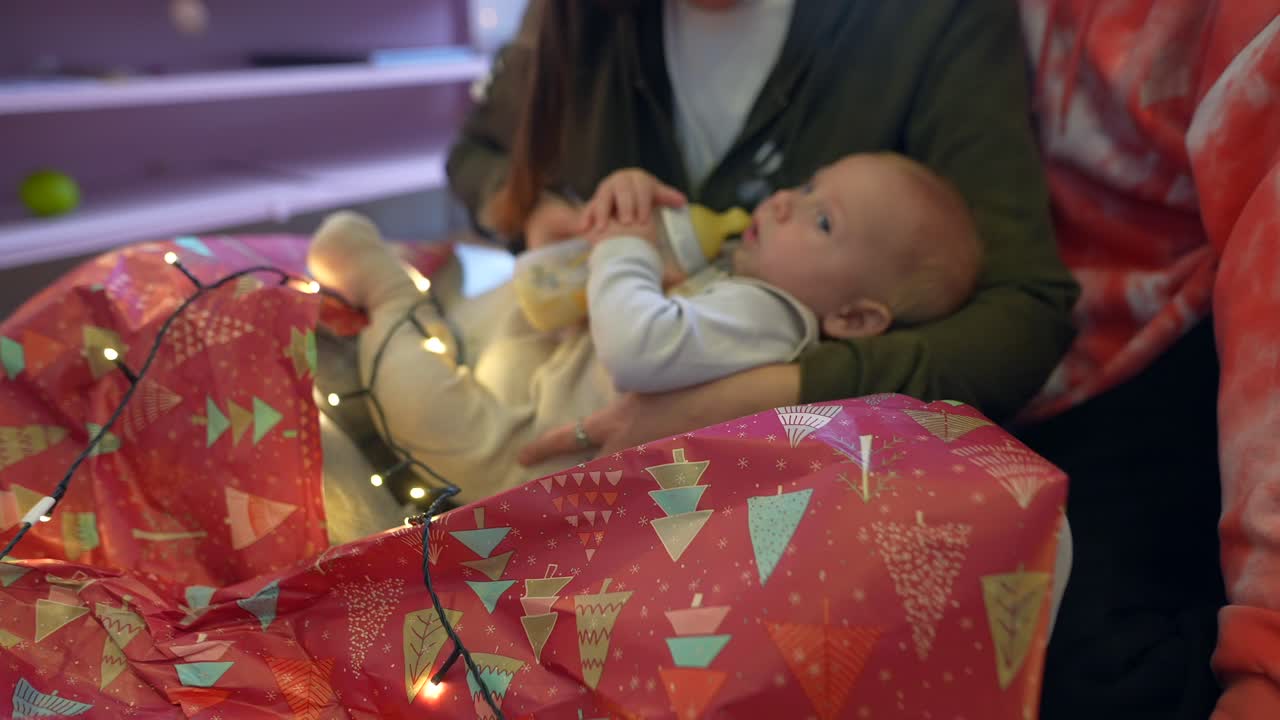 크리스마스 시즌 동안 아기와의 가족 유대
