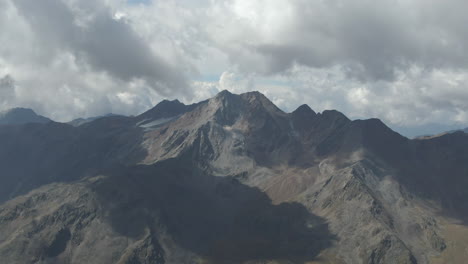 Luftdrohnenaufnahme-Der-Wunderschönen-Berge-In-Den-Italienischen-Alpen-In-Südtirol