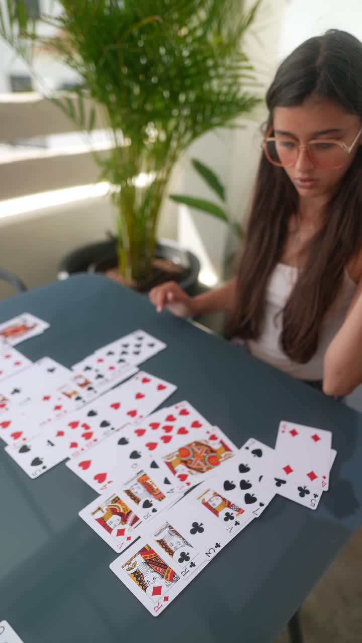 mujer jugando un juego de cartas al aire libre