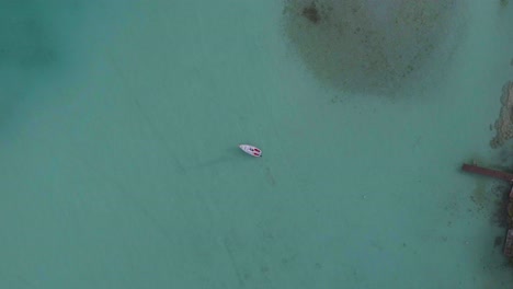 Boot-Im-Tropischen-Türkisfarbenen-Bacalar-Meerwasser-In-Mexiko,-Luftaufnahme-Von-Oben-Nach-Unten