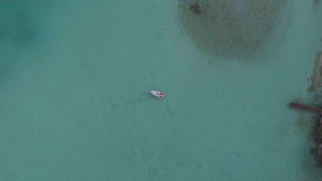 Barco-En-Aguas-Turquesas-Tropicales-Del-Océano-Bacalar-En-México,-Antena-De-Arriba-Hacia-Abajo