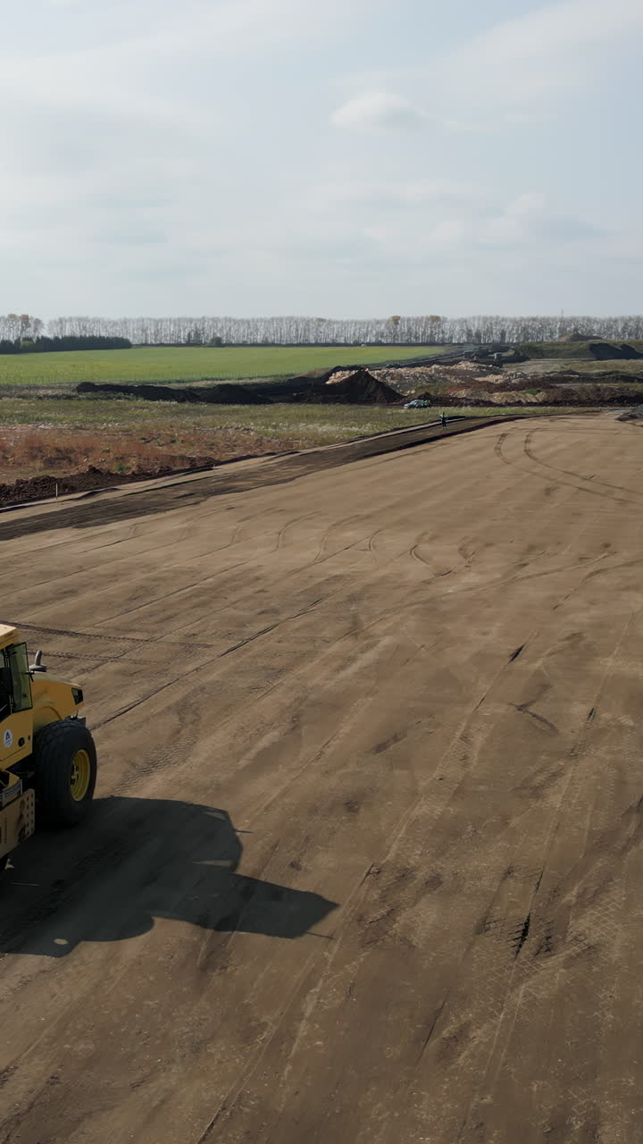 Caminhão de rolo compressor em uma obra