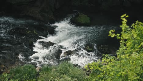 Rapid-river-flow-with-rocks-and-lush-green-vegetation-in-Rastoke,-Croatia