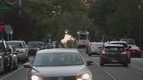 Tráfico,-Automóviles,-Faros-A-Lo-Largo-De-La-Avenida-Chester,-Oeste-De-Filadelfia,-Crepúsculo