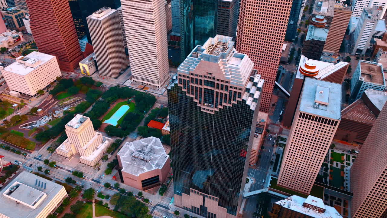 Houston, USA, 24 novembre 2025: Splendido grattacielo postmoderno Heritage Plaza Tower nel centro di Houston, Texas, USA. Riprese con drone sull'edificio per uffici con facciata in vetro.