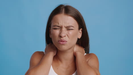 mujer con dolor de cuello