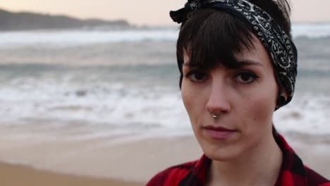 Frau-Steht-Auf-Nassem-Sand-Am-Strand