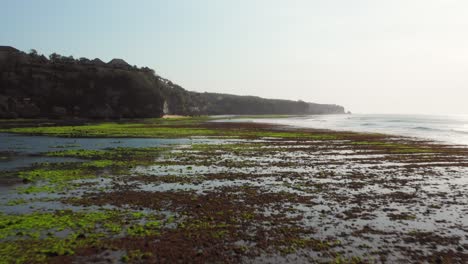 Die-Stadt-Bingin-An-Den-Klippen-Von-Uluwatu-Bei-Ebbe