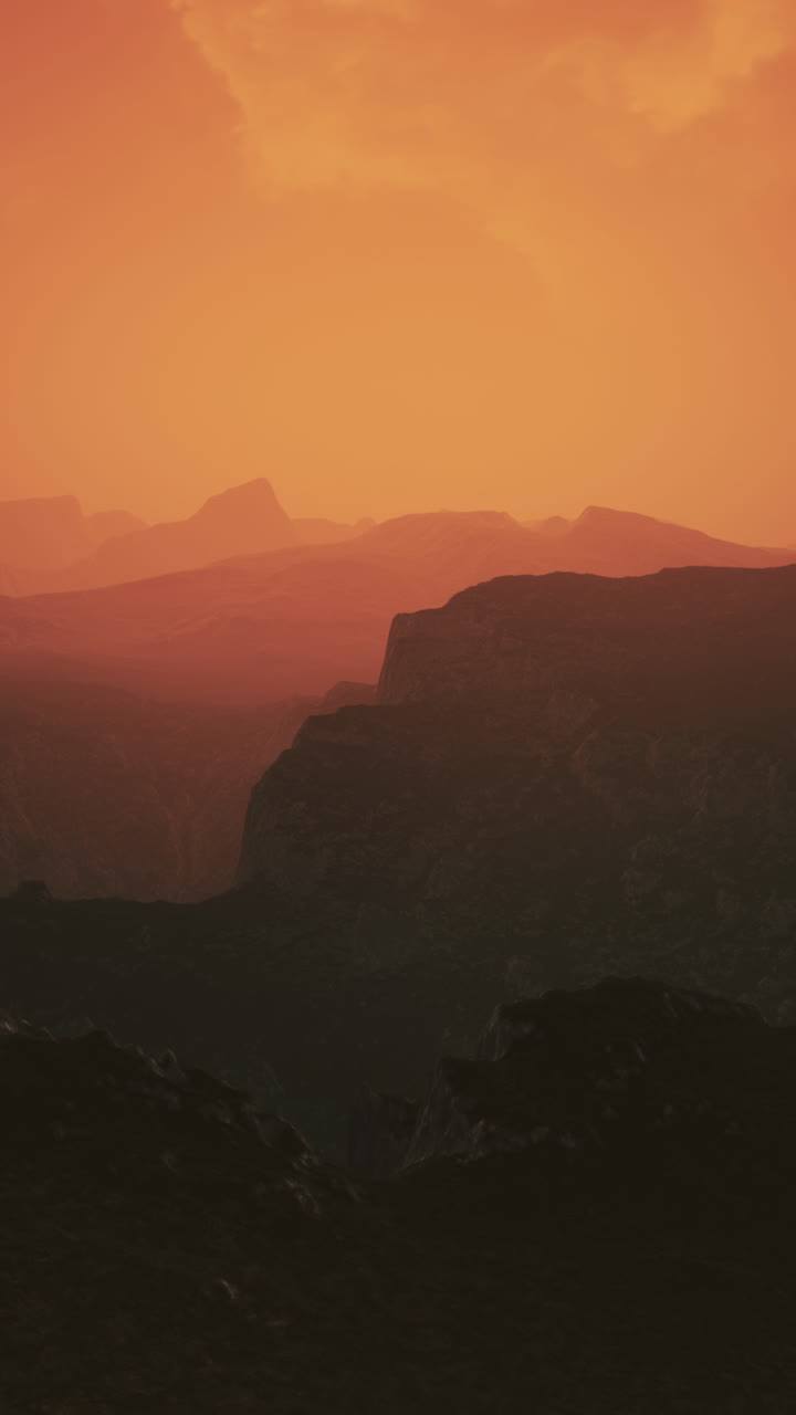 cielo dramático sobre montañas rocosas al atardecer