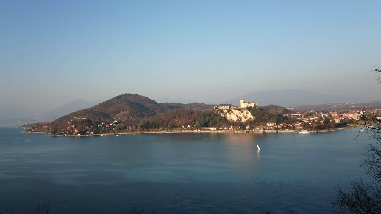 아로나의 로카에서 마조레 호수의 공중 전망과 거리 4k에서 항해하는 범선과 앵가의 성