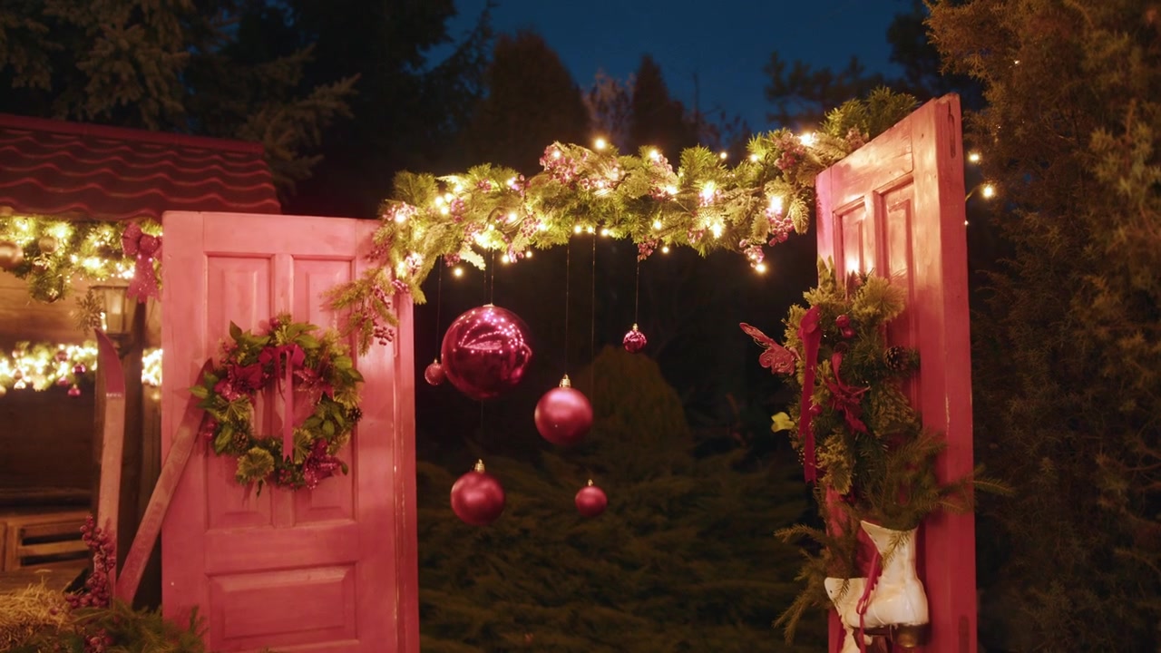 Bela casa decorada para o Natal, com árvores de Natal e a porta aberta