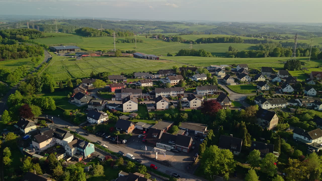 Luftpanorama af landsby omgivet af grønne marker i Tyskland