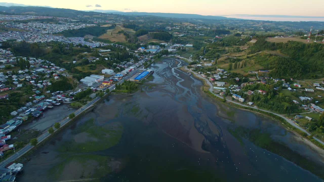 칠레 파타고니아의 카스트로 칠로 (castro chiloé) 의 공중 파노라마 풍경, 자연 마을, 집과 해가 지는 스카이 라인