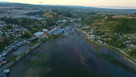 paisaje panorámico aéreo de castro chiloé, pueblo natural de la patagonia chilena, casas y horizonte del atardecer