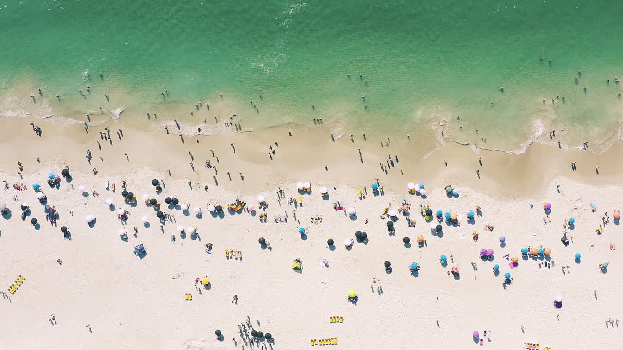 비는 해변의 공중 사진