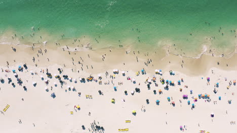 vista aérea de la playa llena de gente