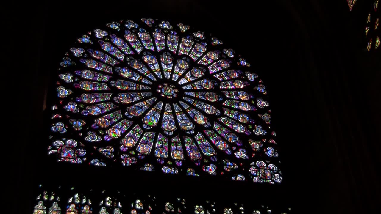 어두운 대성당의 둥근 스테인드 글라스 창