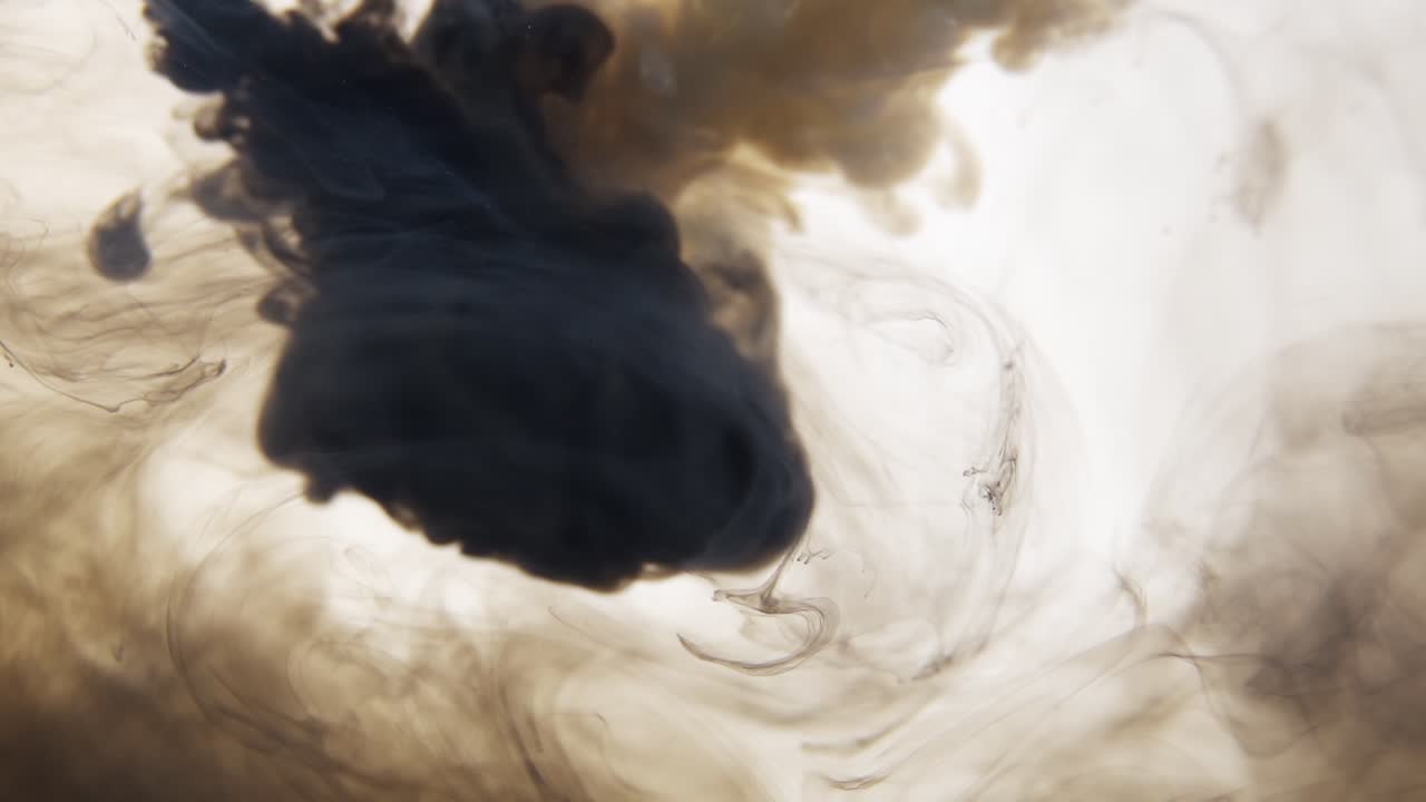 абстрактные чернила вращаются в воде