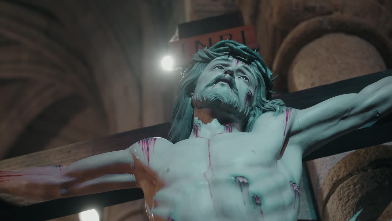primer plano de una estatua de un crucifijo que muestra a Cristo con la corona de espinas y las heridas