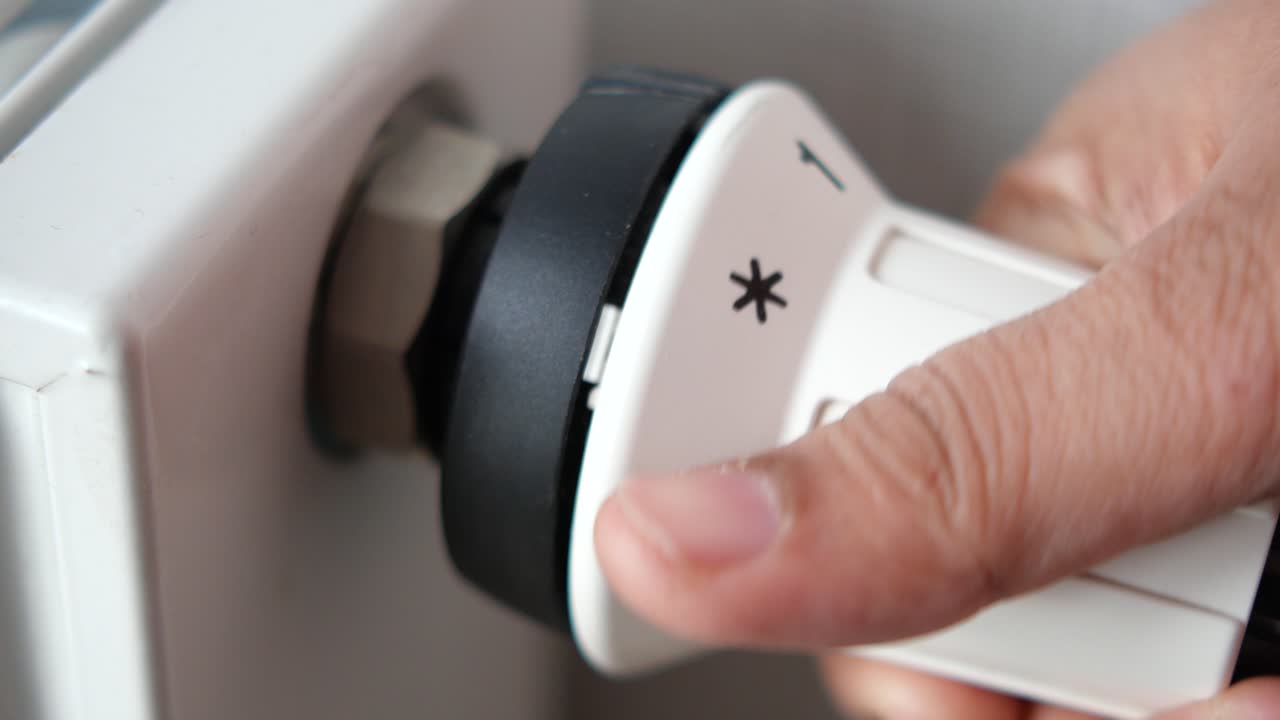 라디에이터 테르모스타트를 조정합니다.