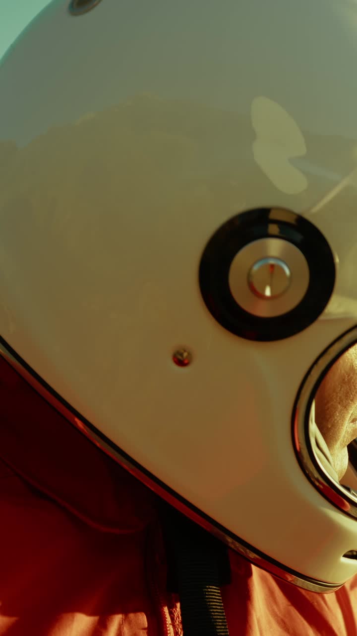 헬을 입은 우주 비행사는 그가 착륙한 적대적인 행성을 둘러보고 있습니다.