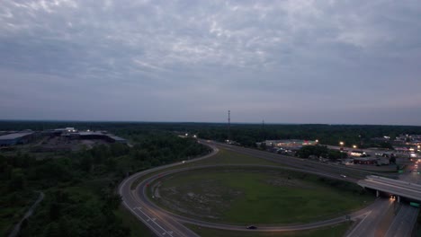 Toma-Aérea-De-La-Carretera-De-Forma-Circular,-Una-De-Las-Rotondas-Más-Icónicas-Durante-La-Noche