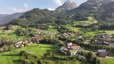 vuelo de avión no tripulado sobre el pintoresco pueblo de fisibach, ubicado entre los alpes suizos a lo largo de las orillas del lago walensee.