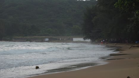 Sandstrand-Damm-Trau-Strandwellen-Rollen-An-Einem-Bewölkten-Tag-In-Con-Dao,-Vietnam-In-Die-Küste