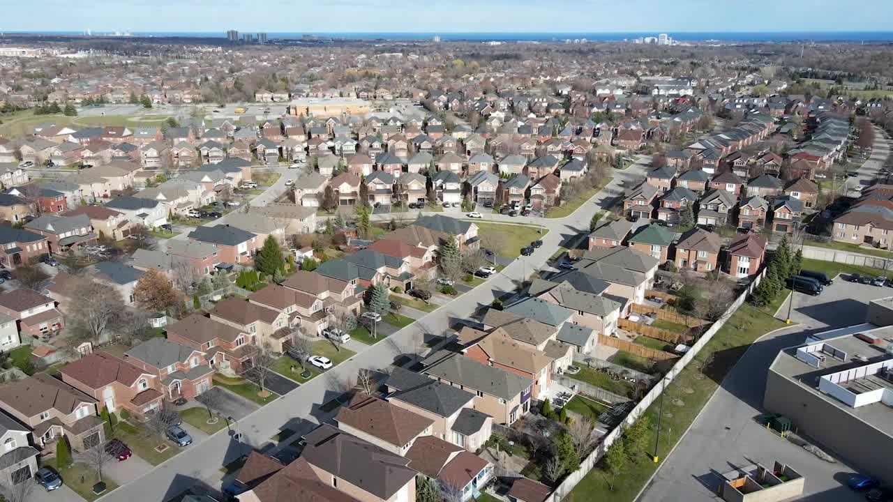 drone dando vueltas sobre un soleado barrio de oakville en primavera
