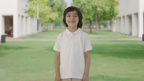 Feliz-Niño-Indio-Sonriendo-A-La-Cámara-En-El-Parque