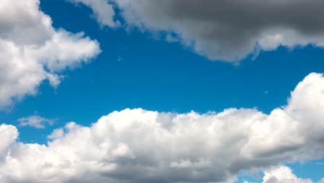 nubes blancas en un cielo azul timelapse