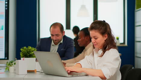 Mujer-De-Negocios-Satisfecha-Respondiendo-Correos-Electrónicos-Escribiendo-En-La-Computadora-Portátil