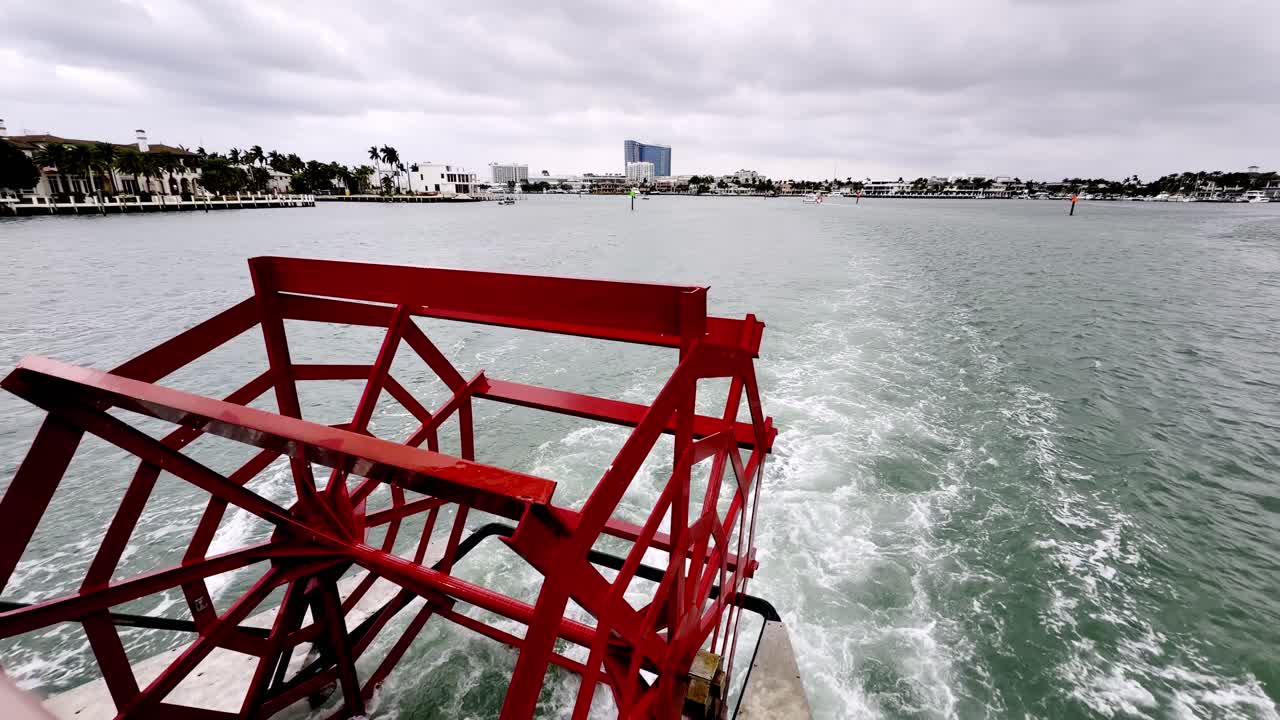 Pale di battello fluviale spingono un'imbarcazione a Fort Lauderdale, Florida.