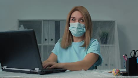 una mujer de negocios en la oficina trabaja en una computadora. vio los valores de algunos indicadores y se sorprendió.