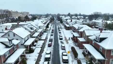 Vista-Aérea-De-Una-Calle-Suburbana-En-Los-Estados-Unidos