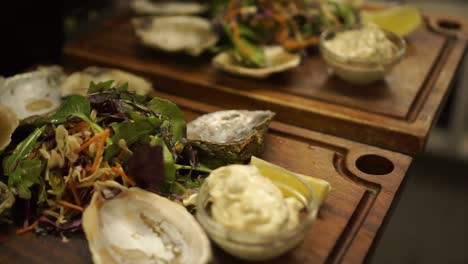 cámara lenta - terminar el plato de ostras y ensaladas en un restaurante de cocina de lujo - cerrar