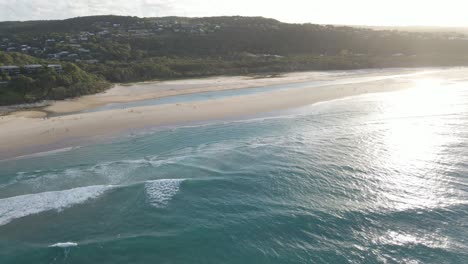 Hoteles-De-Playa-En-La-Isla-Con-Vistas-Al-Agua-Azul-Brillante-Del-Mar-En-Verano---Playa-De-Cilindros-En-Point-Lookout,-North-Stradbroke,-Australia