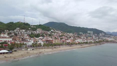 toma aérea de establecimiento, idílica playa de rosita, malecón bajo un cielo nublado