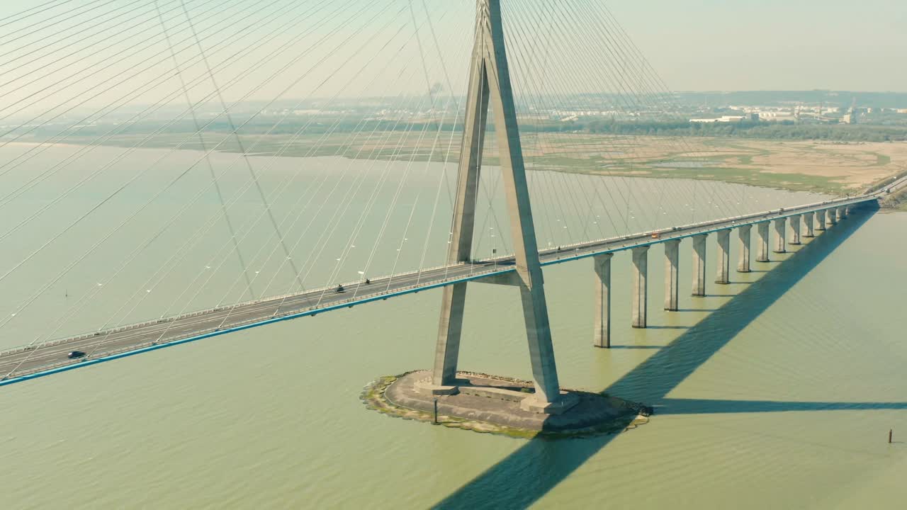 세느강 위의 프랑스 노르망디 현수교