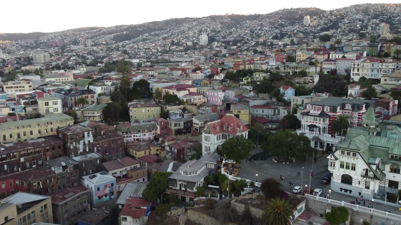 vista aérea superior de las coloridas casas de valparaíso, chile