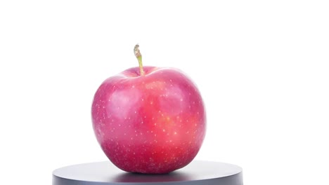 la manzana roja gira en un círculo. fruta. cosecha. video.