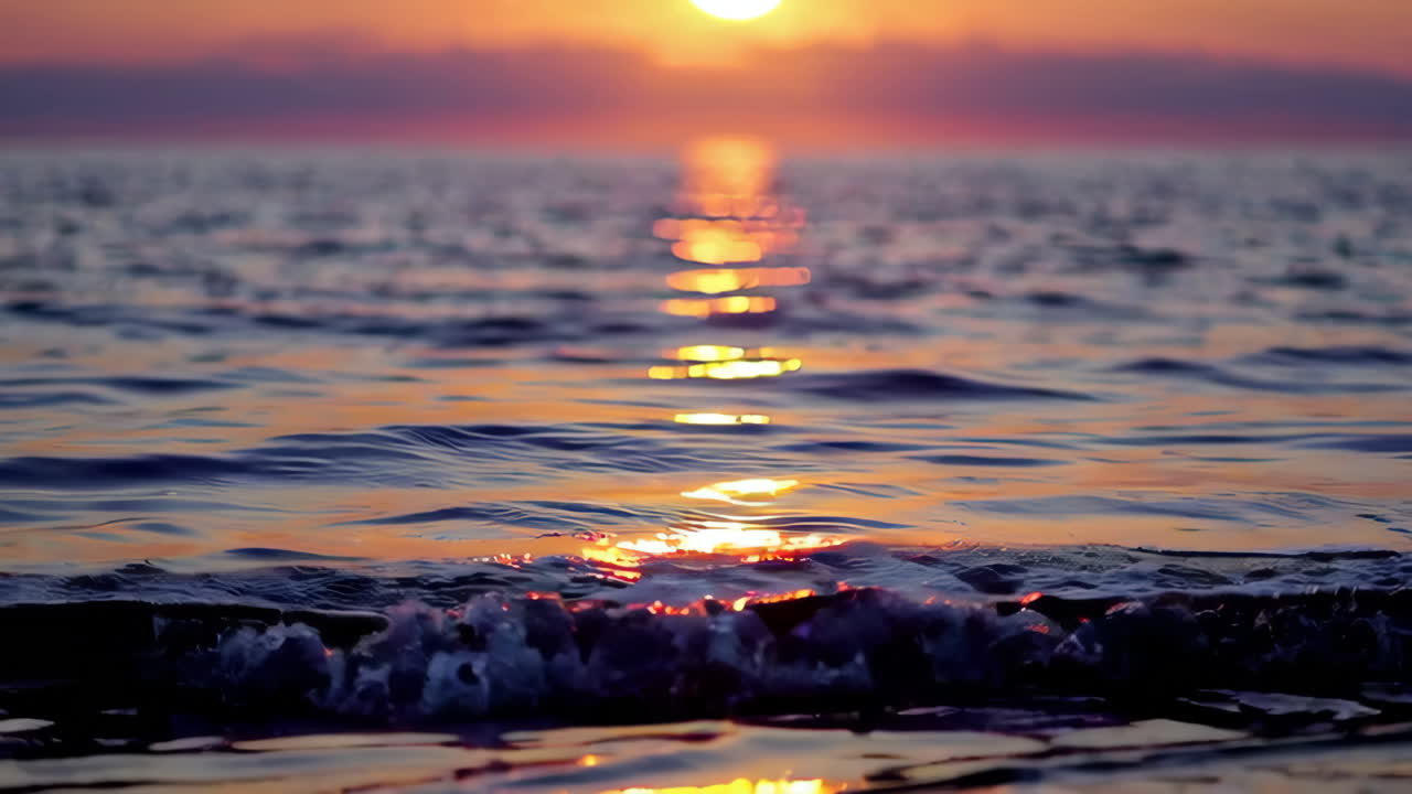 puesta de sol sobre las olas del océano