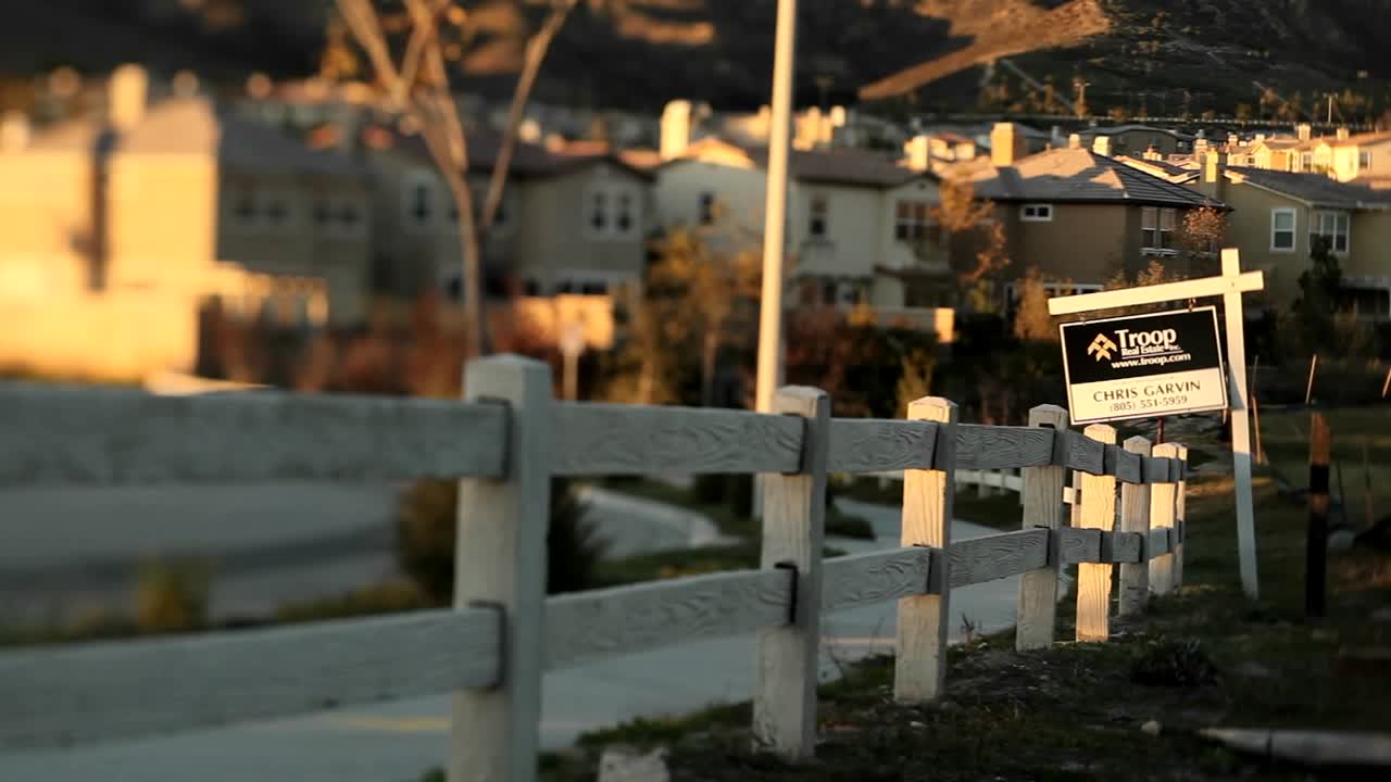 모기지 위기 이후 고급 동네의 판매 표지판