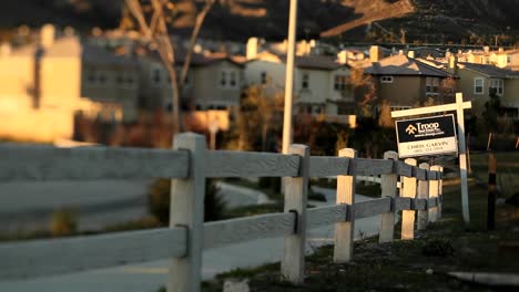 un cartel de venta en un barrio exclusivo tras la crisis hipotecaria