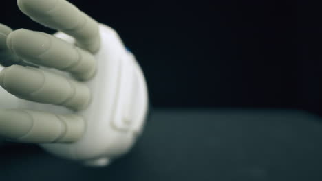 brazo de plástico gracioso robot roto en el cuarto oscuro vista de cerca
