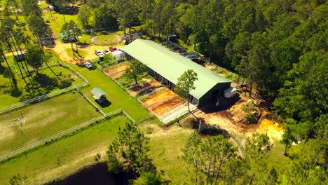 Eine-Drohne-Liefert-Eine-Dramatische-Perspektive-Hoch-Oben-Auf-Einer-Pferderanch-In-Der-Nähe-Des-Ozeans-Im-Sonnigen-Florida