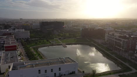 Sonnenuntergang-Aus-Der-Luft-über-Dem-Becken-Von-Jacques-Coeur,-Montpellier,-Hafen,-Marianne,-Rathaus