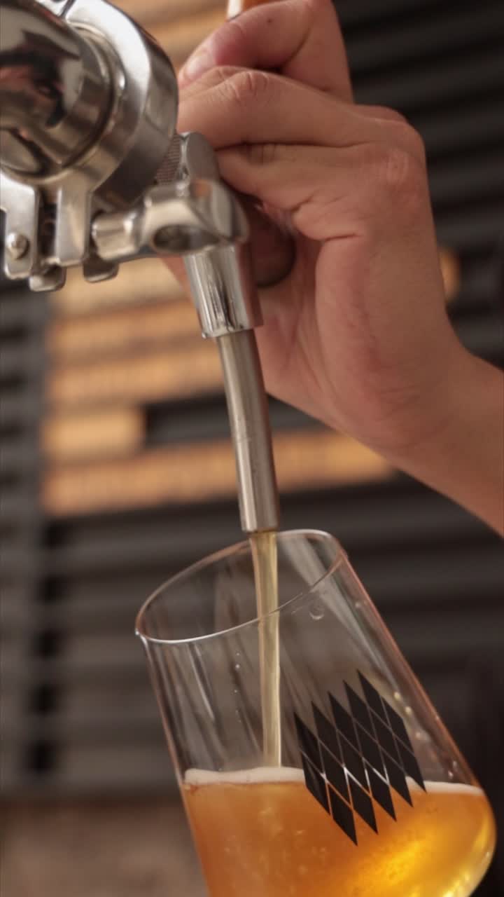 Bier in ein Glas gießen