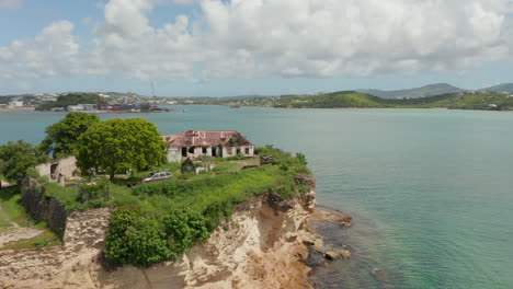 vista aérea reveladora de estacionamiento de automóviles junto a un edificio abandonado antigua y bermudas costa caribeña